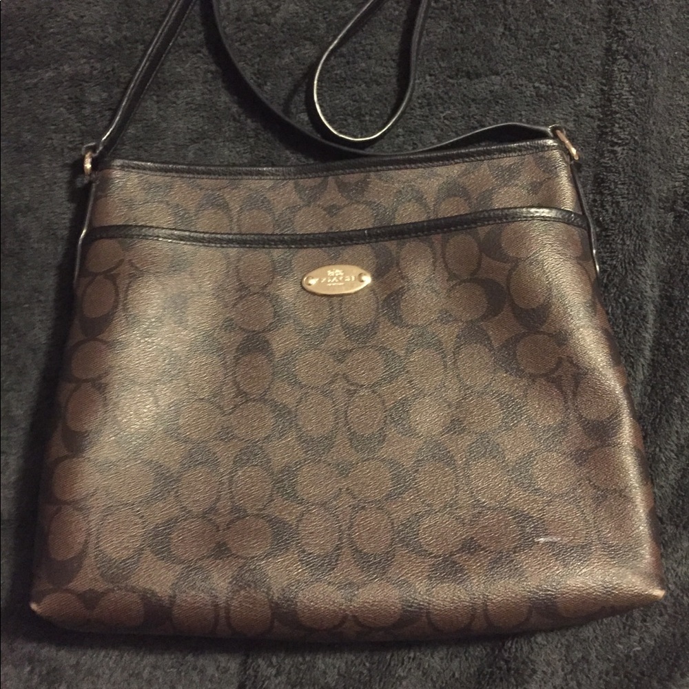 Coach messenger crossbody in signature canvas